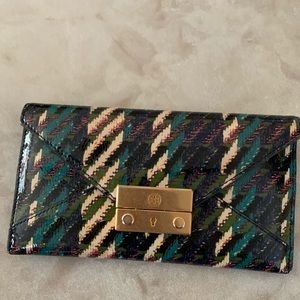 Authentic Tory Burch wallet. Excellent condition.